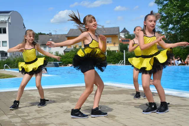 Mit Tanzeinlagen und sommerlicher Stimmung wurde das Freibad zum Treffpunkt für Jung und Alt. | Foto: Rosenberger Victoria/MeinBezirk