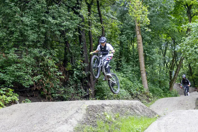 Die Schüler:innen der NMS Hötting-West freuten sich über die ersten Jumplines im neuen Bikepark. | Foto: Stadt Innsbruck/D. Jäger