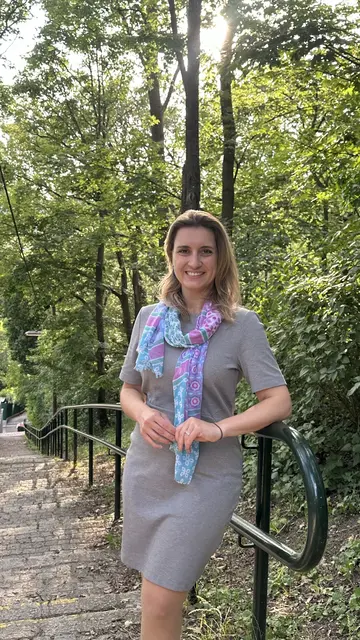 Bezirksvorsteherin Johanna Zinkl (ÖVP) freut sich über das frisch renovierte Geländer am Malfattisteig. | Foto: BV13