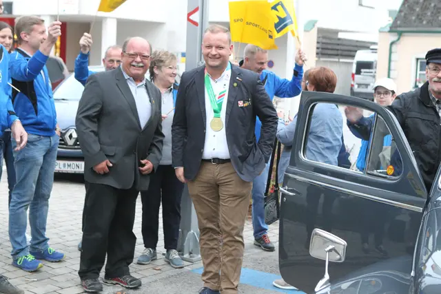 Alexander Schmirl (rechts) wünscht seinem Papa nur das Beste zum Vatertag. | Foto: Schmirl