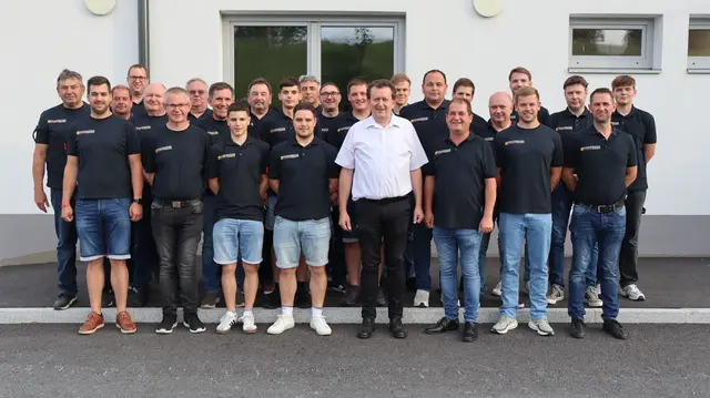 Abschnittskommandant ABI Hans Hettlinger (in weiß) lud zu einer 60er Feier in das Vereinshaus Holzschlag ein. | Foto: Bezirksfeuerwehrkommando Oberwart/Alexander Flaschberger