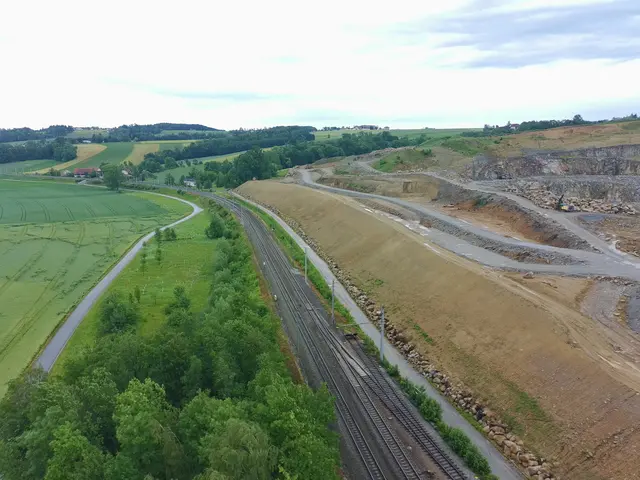 Im Rahmen der Vorbereitungsarbeiten beim Schotterwerk Allerding kommt es auch zu Geländegestaltungen – wie hier die Aufschüttung eines Schutzwalls. Darauf werden die PV-Anlagen montiert. | Foto: Schärdinger Granit