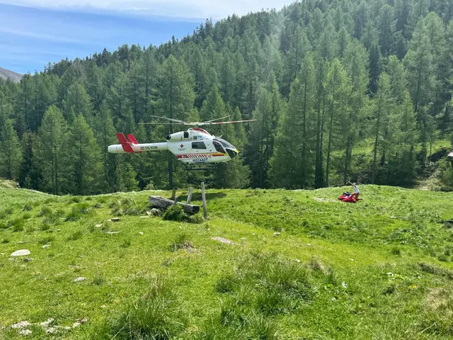 Schließlich wurde der Verunfallte vom Hubschrauber „Martin 1“ gemeinsam mit einem Bergretter gefunden und geborgen. | Foto: Bergrettung Mauterndorf