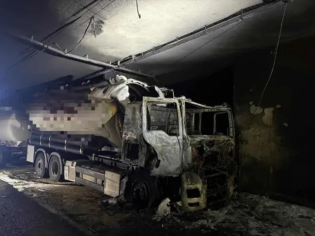 Das Führerhaus eines LKWs war in Vollbrand geraten. | Foto: FF Friesach/Wörth