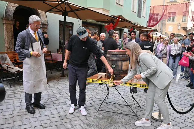 Bieranstich mit Michael Perger, Obmann des Innsbrucker Zentrumsvereins Stadträtin Mariella Lutz. | Foto: Königer