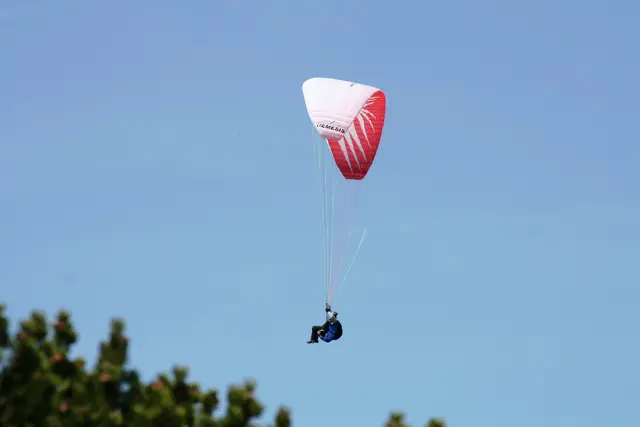 Missglückter Start: Paragleiter stößt mit Schneekanone zusammen