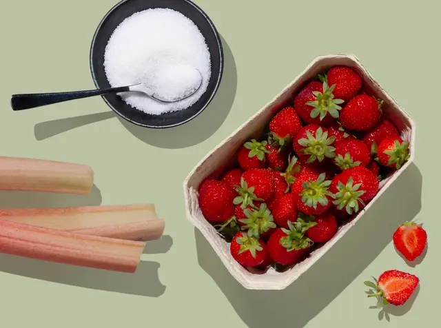 Rezept-Inspiration für die aktuelle Saison: Rhabarber-Erdbeer-Marmelade.  | Foto: Land schafft Leben