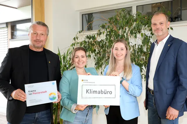 Freuen sich über das neue Klimabüro: Bürgermeister Peter Molnar, Büroleiterin und KEM-Managerin Stefanie Widhalm, die neue Mitarbeiterin Karoline Nagl sowie Baudirektor Reinhard M. Weitzer. | Foto: Stadt Krems