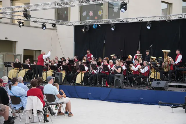 Die Stadtkapelle Oberwart spielte ein Open-Air-Konzert zum 75-Jahr-Jubiläum im Bildungscampus Oberwart. | Foto: Stadtkapelle Oberwart