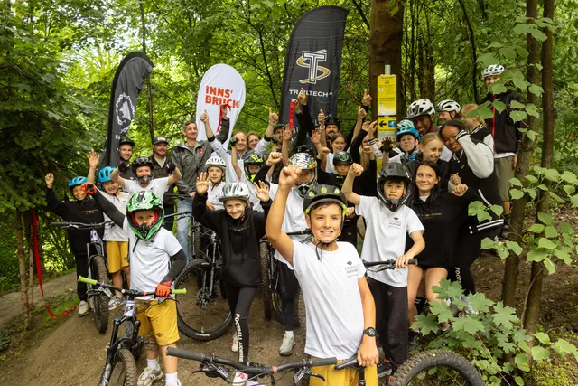 Vertreter:innen der Bikeschule "Gemma Aussi", der Stadt Innsbruck, des Landes Tirol (Abteilung Waldschutz) und der Firmen Trail Tech sowie XHOW gemeinsam mit Schülern der NMS Hötting-West bei der feierlichen Eröffnung des zweiten Teils des Bichl Trails.	 
 | Foto: Stadt Innsbruck/D. Jäger