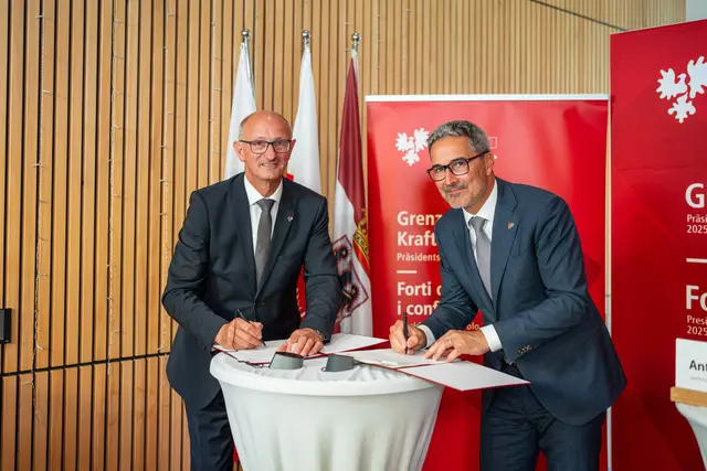 Euregio-Präsident LH Anton Mattle (l.) und LH Arno Kompatscher (r., Südtirol) unterzeichnen auf Burg Trautson die Absichtserklärung zur Weiterentwicklung der Tour of the Alps. | Foto: Land Tirol/Fitsch