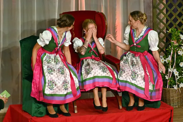 Die Hoheiten vom Nazissenfest 2026: Annalena Pliem, Narzissenkönigin Lisa Kummer und Verena Pfandlsteiner (v. l.)  | Foto: HKroBild