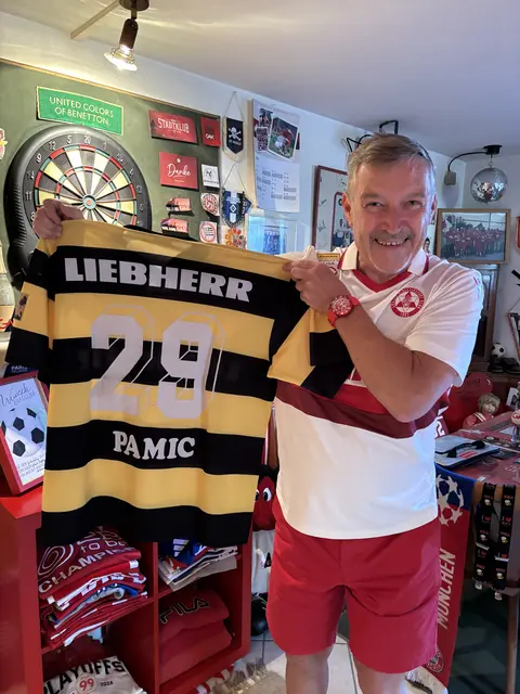 Das seltene Auswärts-Trikot von GAK-Stürmer Igor Pamic | Foto: MeinBezirk/Alois Lipp