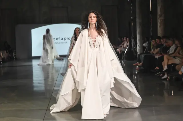 Absolventinnen und Absolventen des Modekollegs feierten mit einer Modeschau ihre Abschlusskollenktion.  | Foto: Blaskovic