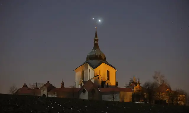 Zwischen dem 7. und 11. Juni stehen Venus und Jupiter in einer auffälligen Konjunktion am Abendhimmel. Foto: Die beiden Planeten in spektakulärer Konjunktion über der Kirche des Heiligen Johannes Nepomuk auf dem Grünen Berg (Zelená hora) in Tschechien am 1. März 2023. (Archiv) | Foto: APA-Images / CTK / Lemberk Petr