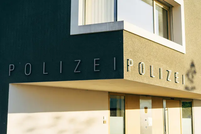 Polizistinnen und Polizisten im Einsatz: Diskussion über Arbeitsbedingungen und Dienstzeiten | Foto: pexels / Markus Winkler