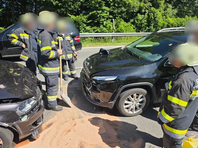 Auf der Loiblpassbundesstraße kam es zu einer Frontalkollision. | Foto: Freiwillige Feuerwehr Kirschentheuer