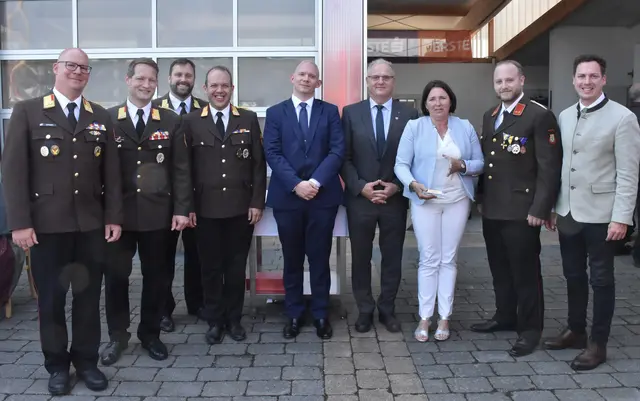 Margit Andert (3. v. r.) dur]e sich über die
FlorianiplakeFe freuen. Ihr gratulierten Bezirkskommandant-Stellvertreter BR Johannes
Ofner, BR AbschniFskommandant Gerald Keiblinger, AbschniFsverwalter VI Richard
Marschik, AbschniFskommandant-Stellvertreter ABI Harald Lee, Floren&lt;n MaFhias HuFerer
von der BH Tulln, Bürgermeister Erwin Häusler, Kommandant OBI Michael Rauscher und
Landtagsabgeordneter Bernhard Heinreichsberger (v. l.). | Foto: Reidling/Rödl