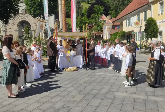 Pfarrer Anton Lierzer mit Ministranten und Erstkommunionkindern | Foto: Günther Koch 