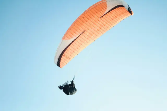 Ein Paragleiter beim Fliegen.