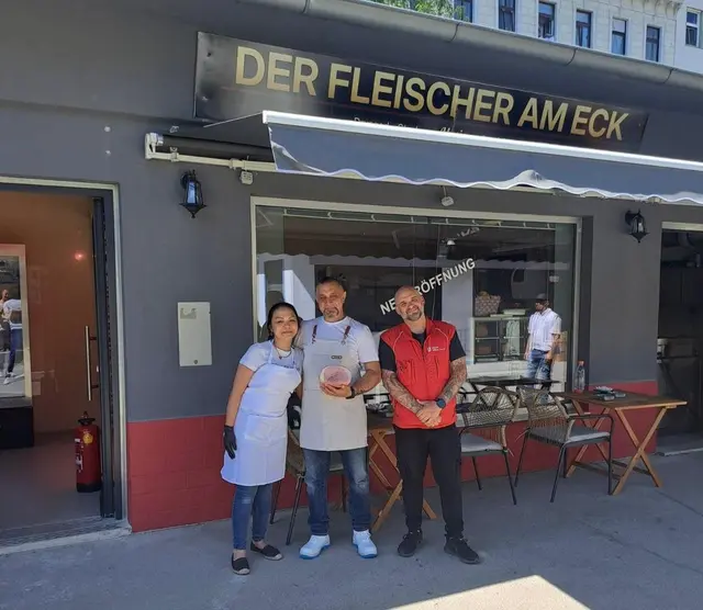 v.l.: Dragica und Zelkjo Mosic mit einem Marktamt-Mitarbeiter von ihrer neuen Fleischerei.  | Foto: MA 59