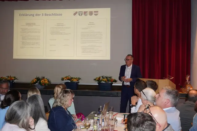 Der interimistische Geschäftsführer der Sozialen Dienste Stubaital, Ivo Habertitz, erklärte das Abstimmungsprozeedere. | Foto: Kainz