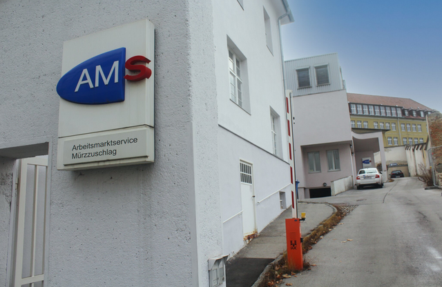 Zugang zum Arbeitsmarktservice Mürzzuschlag in der Grazer Straße 5. | Foto: Hofbauer