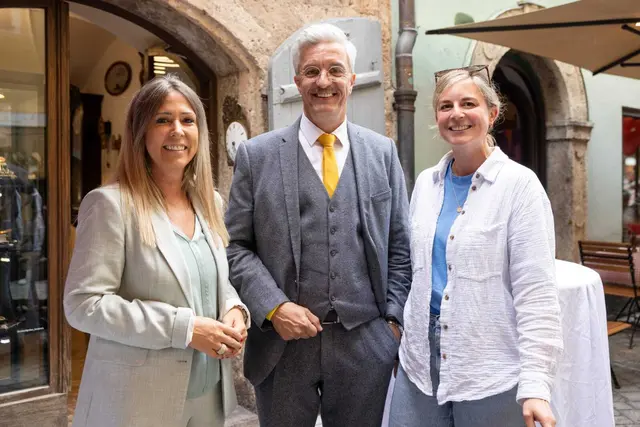 Der traditionelle Bierfassanstich durch Michael Perger, Obmann des Innsbrucker Zentrumsvereins, markierte um 17.30 Uhr den offiziellen Auftakt. Unter den Gästen befanden sich auch Stadträtin Mariella Lutz sowie Vertreterinnen und Vertreter von Innsbruck Marketing, Innsbruck Tourismus, der Wirtschaftskammer Tirol und weiteren Institutionen aus Politik und Wirtschaft. | Foto: IAI, Thomas Steinlechner
