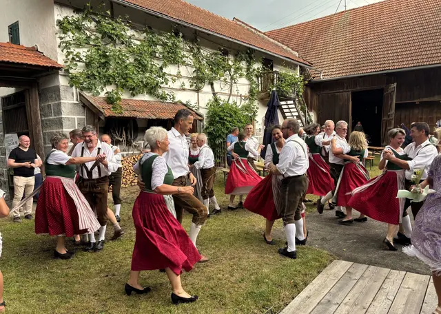 Ein wahrer Hingucker: Die Volkstanz-Darbietungen der Zechgemeinschaft Raab im Innviertler Vierkanthof des Freilichtmuseums Brunnbauerhof in Andorf. | Foto: Franz Gruber