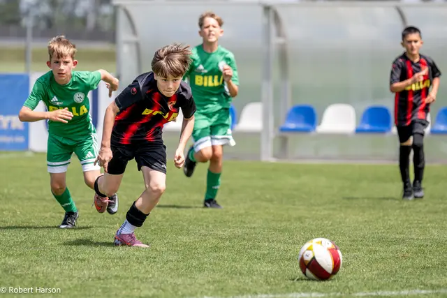 Beim BILLA Fußball-Cup in Ebreichsdorf traten insgesamt 14 U12-Teams gegeneinander an und lieferten sich packende Partien. | Foto: BILLA AG / Robert Harson