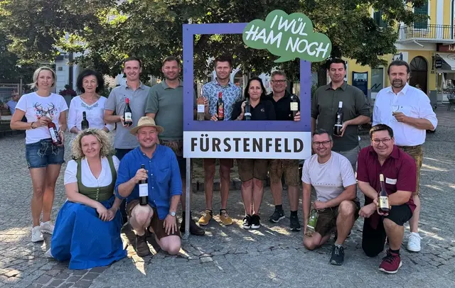 Die Weinbauern der Region Fürstenfeld kredenzen ihre edlen "Tropfen" beim bereits zur Tradition gewordenen Weinkulinarium am Hauptplatz der Thermenhauptstadt. | Foto: Stadtgemeinde Fürstenfeld