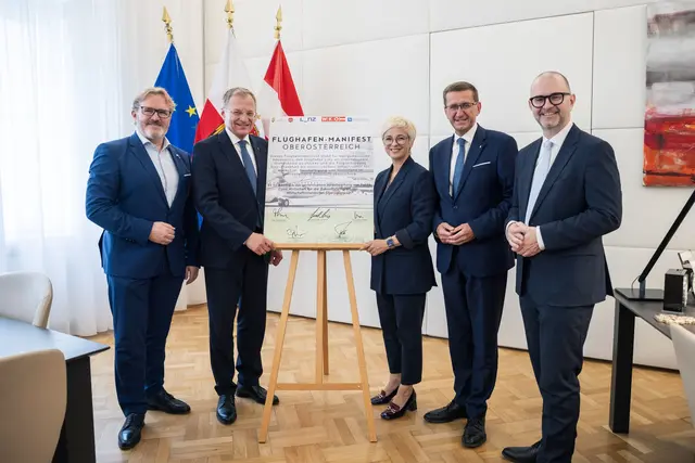 Schulterschluss für den Flughafen Linz und die Anbindung an den Hub Frankfurt – v.l.: Industriellenvereinigung OÖ-Präsident Thomas Bründl, Landeshauptmann Thomas Stelzer, Wirtschaftskammer OÖ-Präsidentin Doris Hummer, Wirtschafts- und Tourismus-Landesrat Markus Achleitner und Bürgermeister Dietmar Prammer. | Foto: Land OÖ/Max Mayrhofer