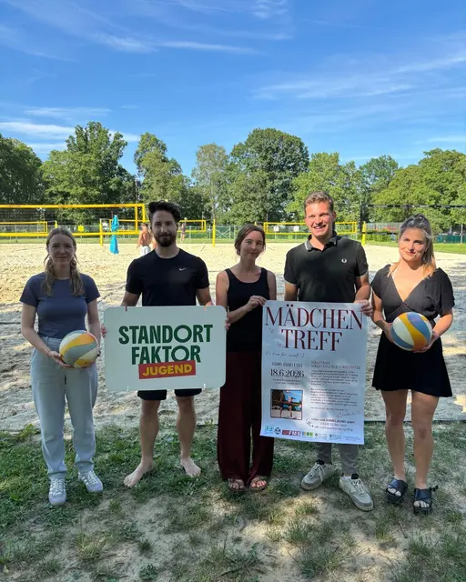 Mädchen treffen sich zum gemeinsamen Volleyballspiel