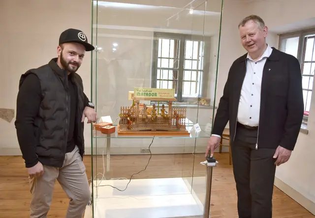 Clemens Korbuly und Pfarrer Gerhard Fuchsberger beim symbolischen Knopfdruck von zwei beweglichen Matador-Exponanten. | Foto: Roland Holitzky