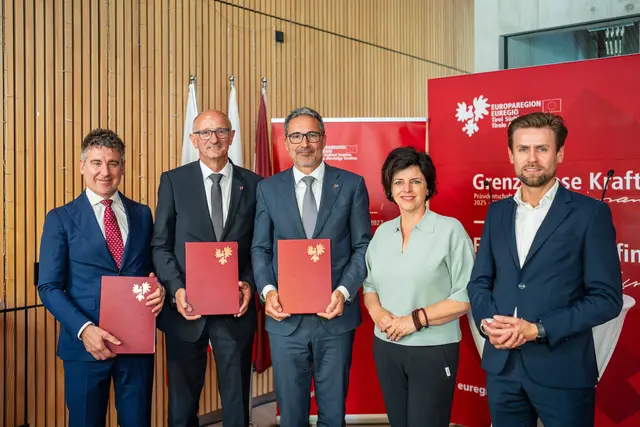 Die Euregio bekräftigt ihre Unterstützung für die Tour of the Alps, v. l.: Euregio-Connect-Präsident Paolo Pozzi, Euregio-Präsident LH Anton Mattle, LH Arno Kompatscher (Südtirol), Tirol-Werbung-Geschäftsführerin Karin Seiler und IDM-Marketingleiter Wolfgang Töchterle. | Foto: Land Tirol/Fitsch