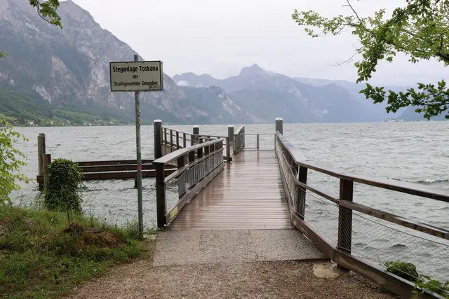 Verletzte Person im Toskanapark aus Traunsee gerettet