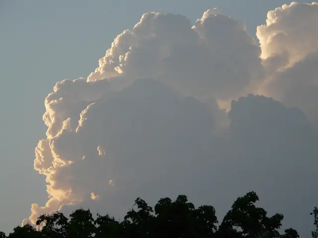 Der Himmel zeigt sich mit schweren Gewitterwolken.