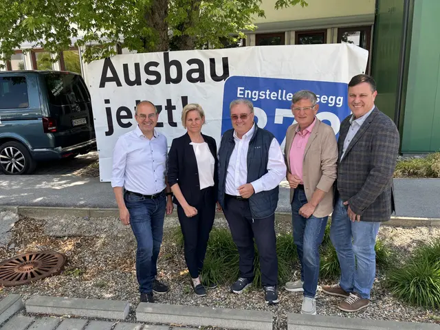 Mit dem Plakat – nun aber in Weiz: Andreas Schlemmer, Manuela Kuterer, Vinzenz Harrer, Bernhard Stranzl, Werner Wild (v. l.)  | Foto: MeinBezirk