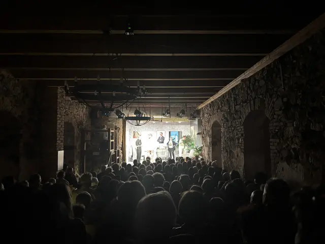 Der Theatersaal war bis auf den letzten Platz ausverkauft. | Foto: Martina Schweller