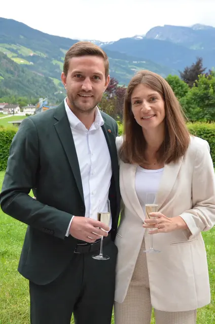 Fügener Bgm. Dominik Mainusch mit Gattin Lisa  | Foto: Schletterer