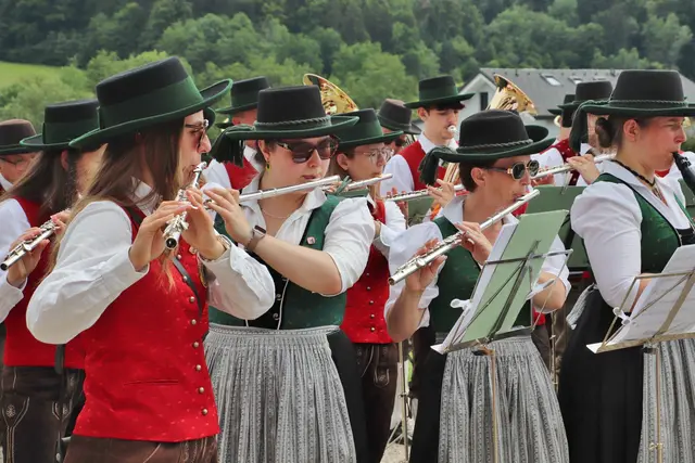 Zur Trauung spielten beide Musikkapellen gemeinsam auf. | Foto: Edith Ertl