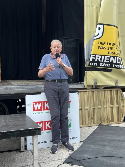 Karl Gruber begrüßt die Zuseher.  | Foto: Mag. Wilma Langer-Bruckner BEd.