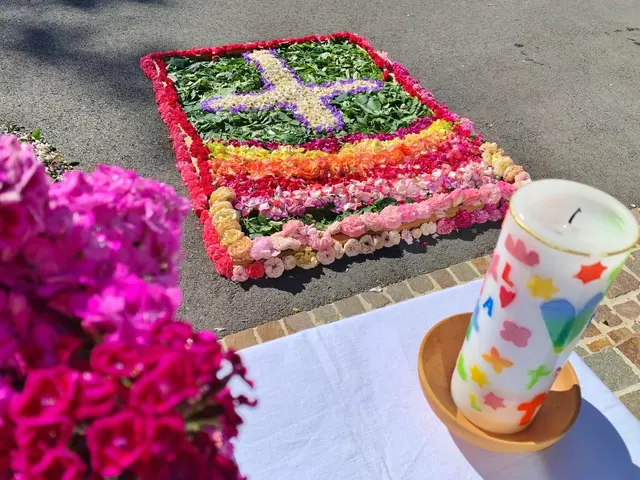 Blütenteppiche aus Pfingstrosen, Margariten, Rosen und Glockenblumen säumten den Weg des Umzugs zu Fronleichnam in Hitzendorf.  | Foto: Andreas Spari