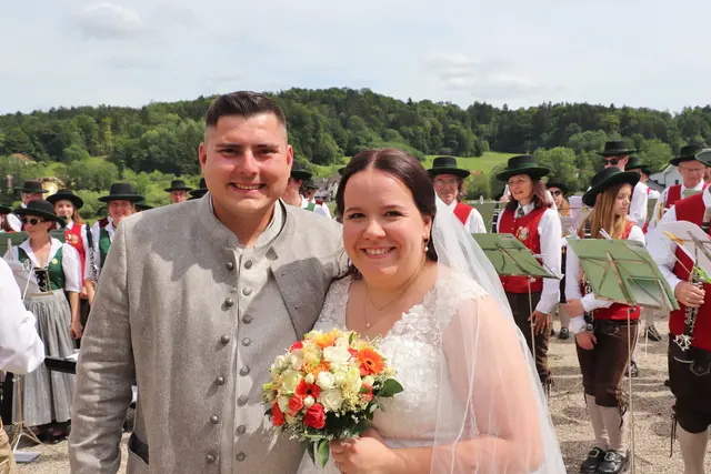 Blasmusik verbindet: Christian Kemmer und Teresa Fessel heirateten im Vasoldsberger Achteckstadl. | Foto: Edith Ertl