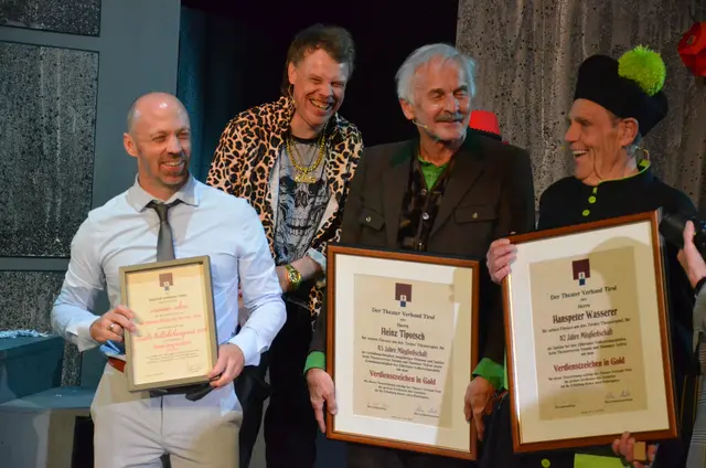 Edwin Hochmuth mit der Nominierung für den Volksbühnenpreis 2025 sowie die Volksschauspieler Heinz Tipotsch (m.) und Hanspeter Wasserer (r.), die von Beate Palfrader, Obfrau des Theaterverbandes Tirol, mit dem Verdienstzeichen in Gold ausgezeichnet wurden. | Foto: Schletterer