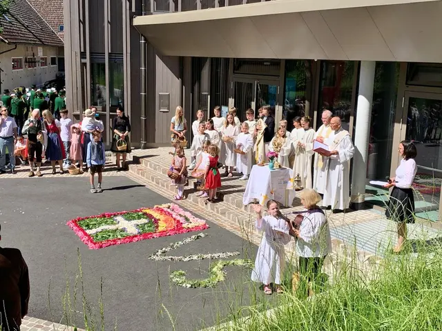Die Fronleichnamsprozession machte u.a. auch beim Schulzentrum Halt, wo zum Fest der Allgegenwart Christi ein Blütenteppich ausgelegt war.  | Foto: Andreas Spari