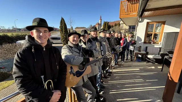 Stets gut gelaunt gehen die Musiker von Haus zu Haus