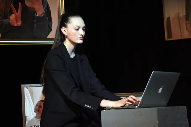 Aurelia Zoller spielt die berechnende Kommunikationsstrategin Marinella, die Reichweite und Aufmerksamkeit zur entscheidenden Währung macht.