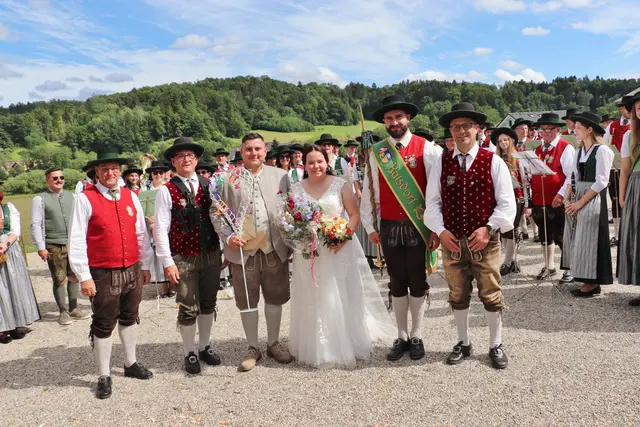Die Musikkapellen Kalsdorf und Vasoldsberg gratulierten dem jungen Ehepaar.  | Foto: Edith Ertl