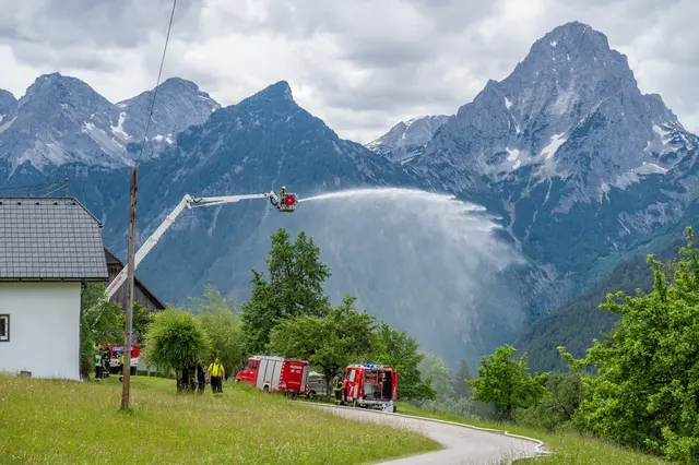 Insgesamt neun Feuerwehren übten gemeinsam den Aufbau einer leistungsfähigen Löschwasserversorgung über eine große Distanz und stellten dabei ihre Schlagkraft sowie die Zusammenarbeit über Gemeindegrenzen hinweg unter Beweis. | Foto: Team Fotokerschi